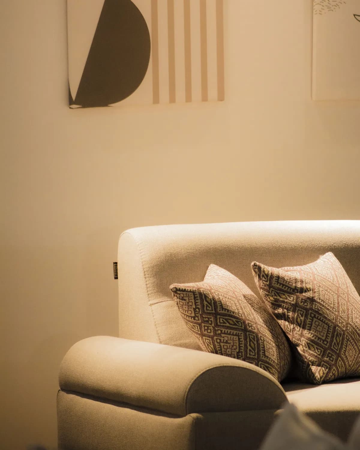 Un canapé accueillant dans une lumière douce