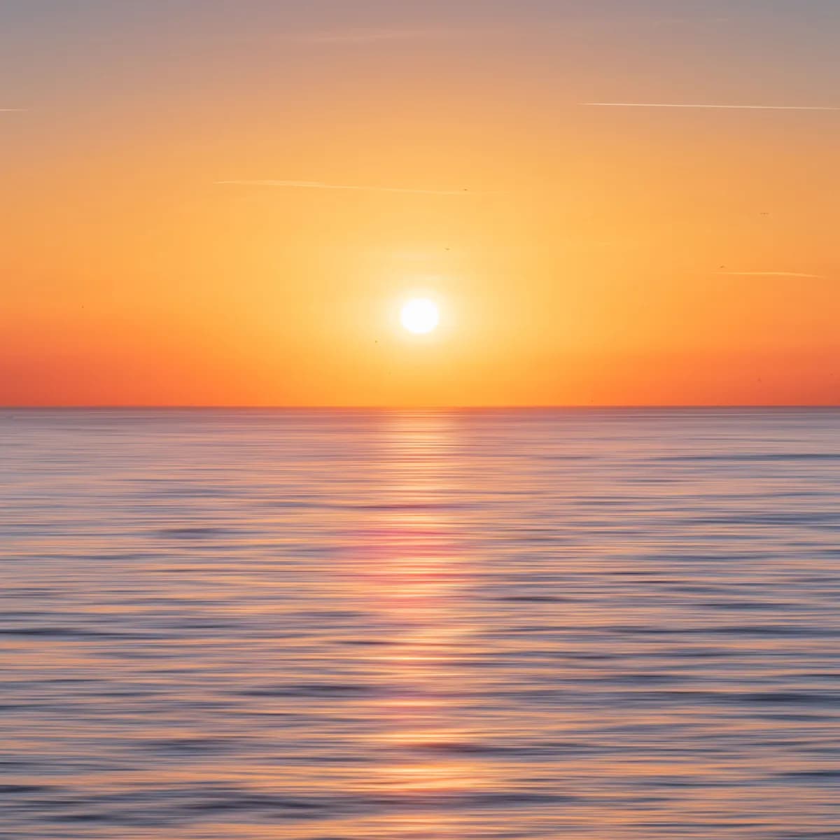 Lever de soleil doré sur une mer calme