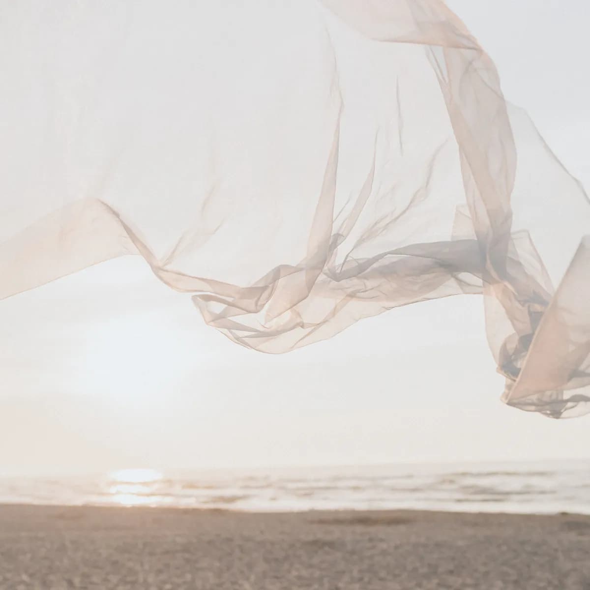 Voile léger porté par le vent au bord de la mer